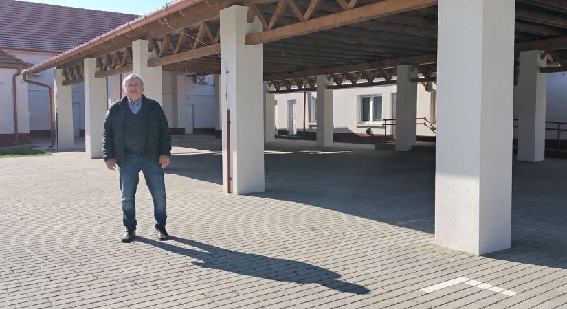 Új piactér, napelemek, járdafelújítás