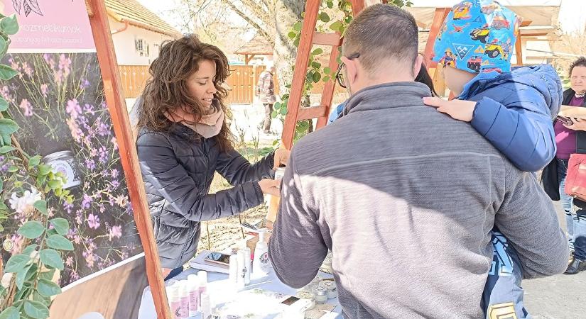 A sonka és más finomságok mellett édességet is találtunk a Körűi Kokárdás Piacon – galériával, videóval