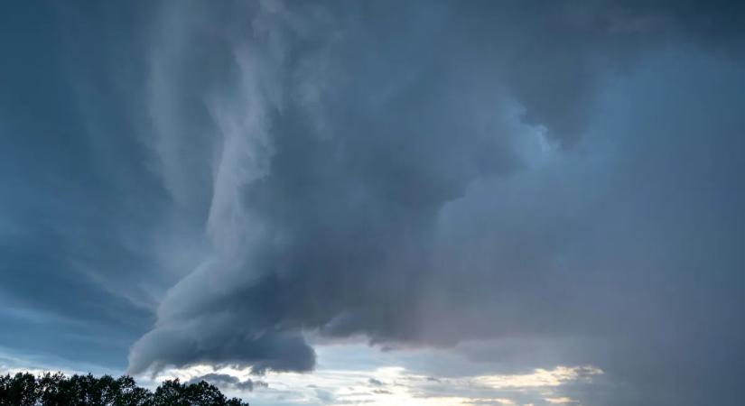 Óriási forgószél alakult ki a megnyitón, videón a pusztítás