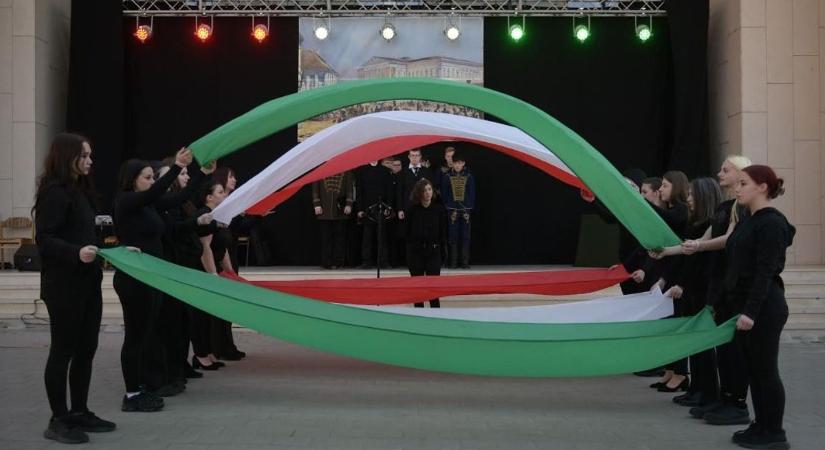 A szabadság örök lángja – ünnepi megemlékezés Hatvanban