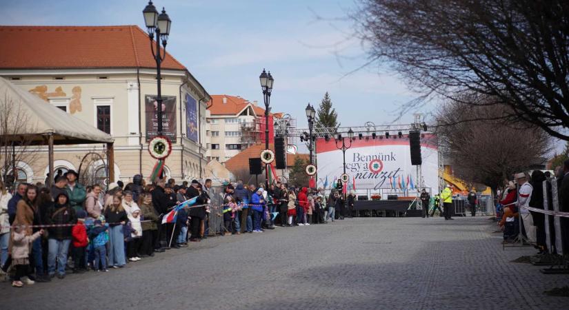 „Együtt erő vagyunk” – Több ezren ünnepeltek Sepsiszentgyörgy főterén