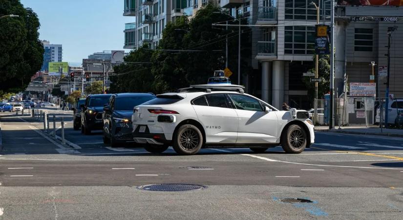 Ijesztő pillanatok: a forgalom közepén állt meg az önvezető autó – Videó