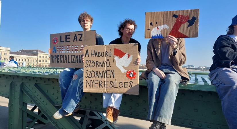 A Kutyapárt a Szabadság hídon emlékezett, 1 perc néma kommenteléssel