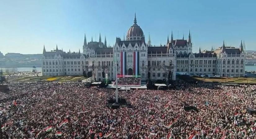Dömötör Csaba beszédes képpel vette elejét a számháborúnak