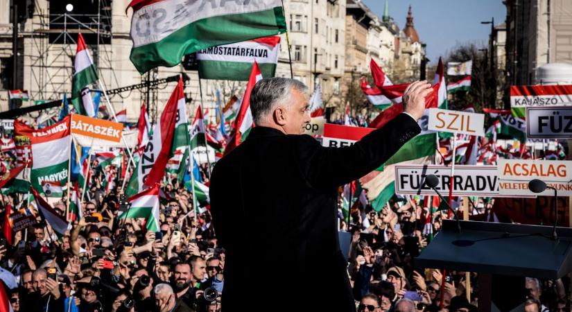 Orbán Viktor: nem hagyjuk, hogy ukrán vagy szivárványos zászlóra cseréljék a nemzeti színeinket (GALÉRIA)