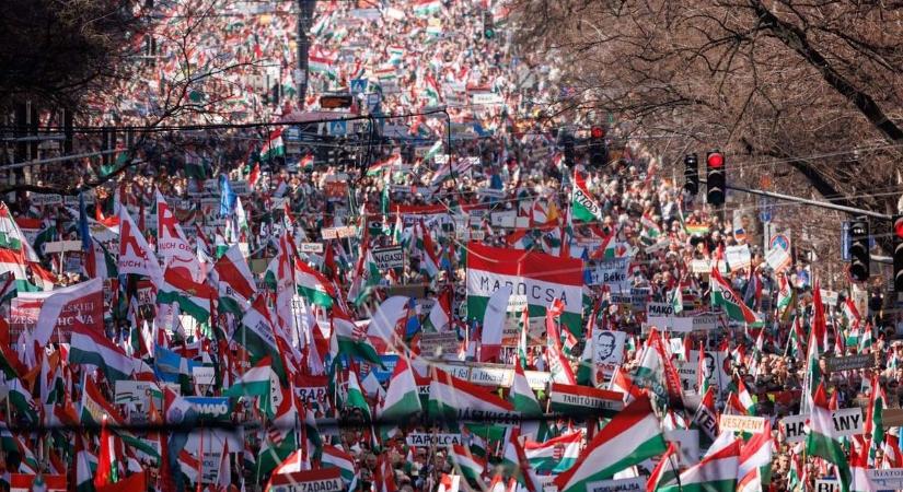 Ezrek utaztak fel Tolnából, hogy ott legyenek minden idők legnagyobb Békemenetén (galériákkal)