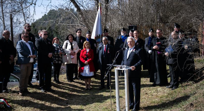 Semjén Zsolt felújított útszéli keresztet adott át Gyergyószentmiklóson