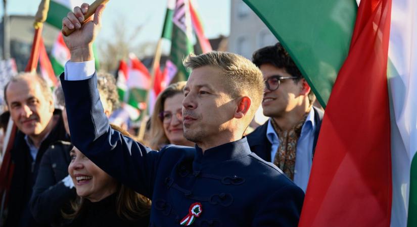 Ezt látni kell: csúnyán megfricskázták a tiszásokat Magyar Péter rendezvényén (FOTÓ)