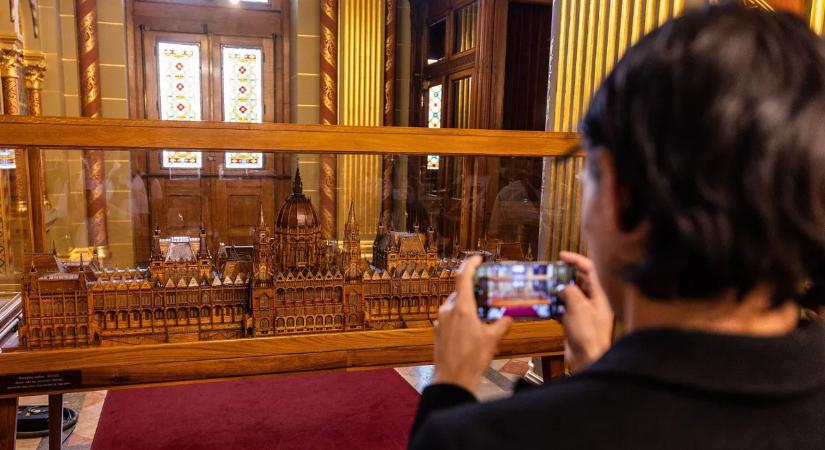 Hatalmas tömeg várta kíváncsian a Parlament nyílt napját – galéria