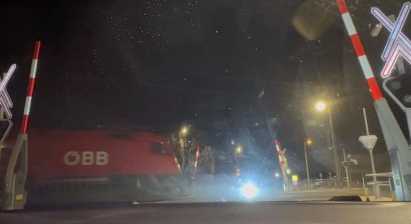 Nyitott sorompónál haladt át egy vonat a Budapest–Belgrád-vonalon