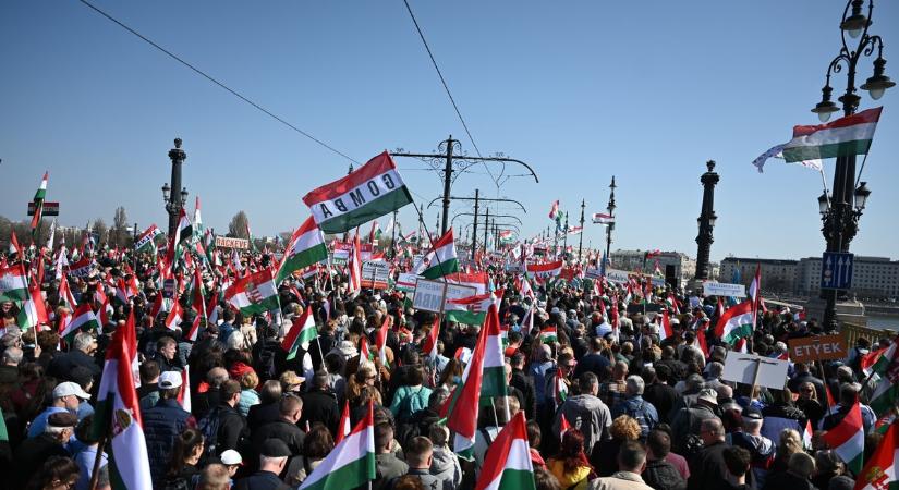 Több ezren Orbán Viktor mellett – békemenet a vármegyei politikusok szemszögéből