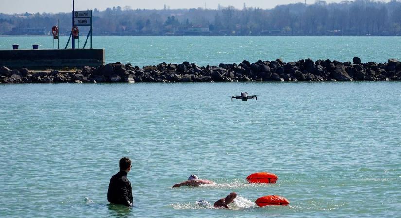 Nagyon hideg! De ők télen is átúszták a Balatont