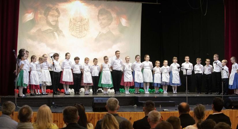 Diákok műsora és koszorúzás is része volt a hevesi március 15-i ünnepségnek