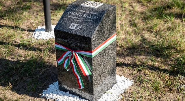 Okos parcellakövet avattak Bazsiban Simon István költő emlékére