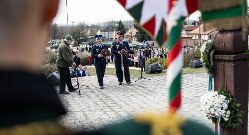 Piros-fehér-zöld szalagok alatt ünnepeltek Komáromban fotók, videó