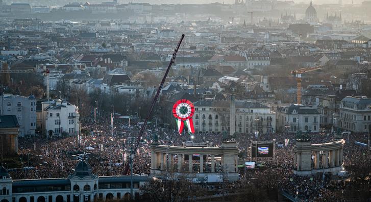 Ilyen a Hősök tere a hőlégballonból fotózva