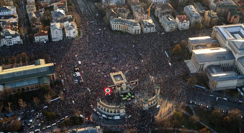 Légifelvételek a Tisza menetéről: a Hősök tere megtelt, a kiszorultak megtöltötték a Kodály köröndöt és az Oktogont