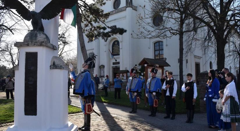 Méltó módon emlékeztek a forradalom hőseire Karcagon, csodás köszöntő hangzott el – galériával