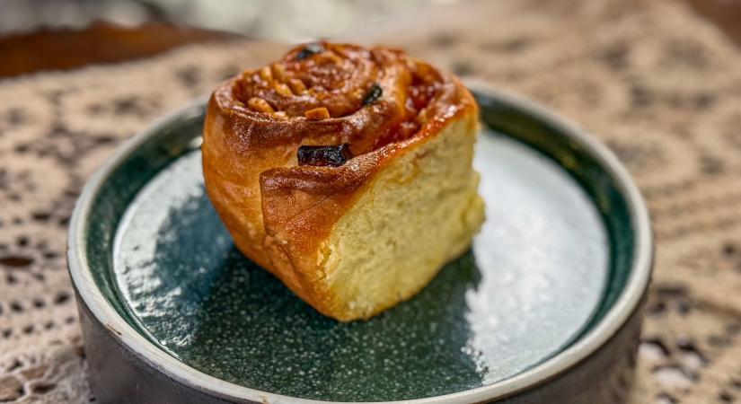 Aszalt sárgabarackos, mandulás kelt csiga