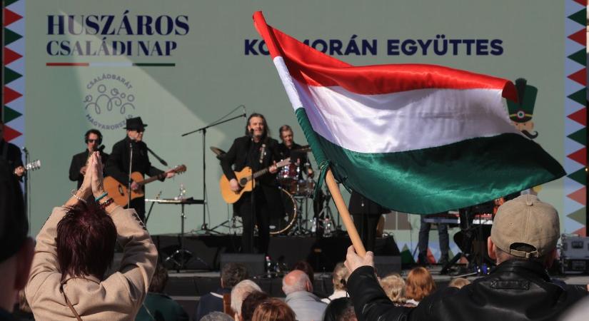 Több száz család ünnepelt a Huszáros Családi Napon Gödöllőn (videó)