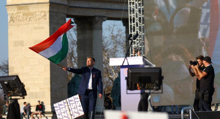 Magyar Péter „rettegő császárról” és „a környezetében megbúvó sehonnai bitang janicsárokról” beszélt a Hősök terén