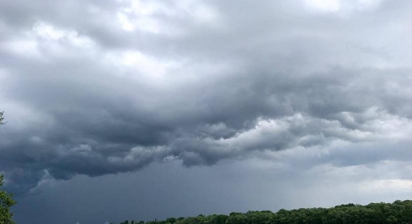 Záporok érkeznek északnyugat felől, hidegfront éri el hazánkat