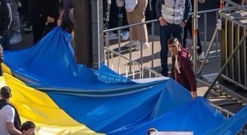 Míg a Békemeneten a nemzeti szín lobogók lengedeztek, addig Magyar Péteréknél egy hatalmas ukrán zászló került elő