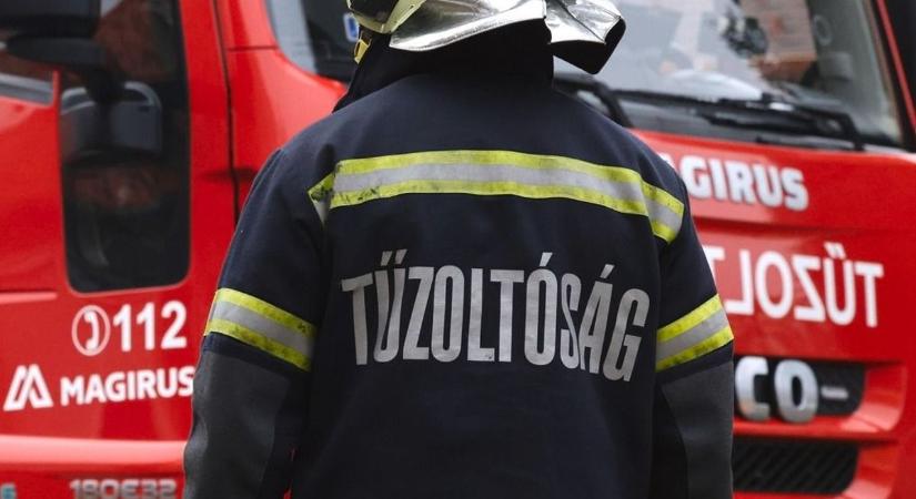 Kigyulladt egy segédmotoros kerékpár Szabolcsban – félpályán halad a forgalom