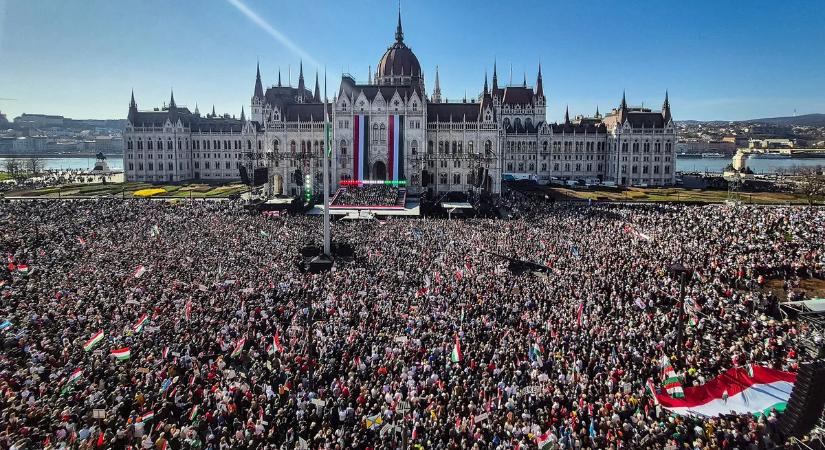 Itt vannak a számok! Sokkal többen voltak a Békemeneten, mint a Tisza felvonulásán