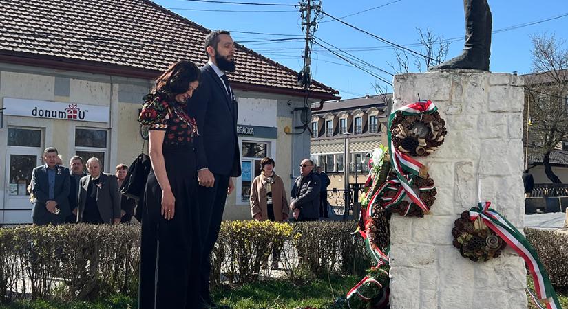 Csendes koszorúzás Beregszászban március 15-e alkalmából