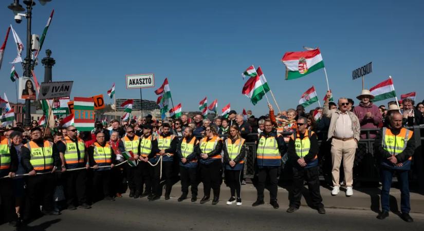 Biztonsági őr tolta le a HVG stábját az útról a Békemenet elől