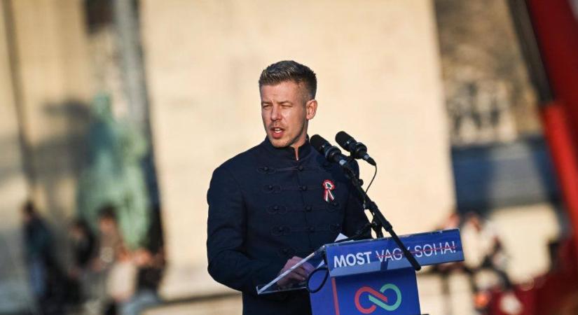 Minden magyar iskolásnak 100 ezer forintot ígért Magyar Péter, a többieknek pedig 8 ezer milliárdot