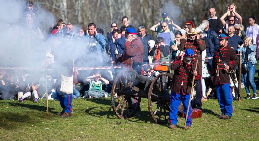 Eldördültek az ágyúk Kecskeméten: csatajelenetekkel idézték meg a szabadságharcot – fotók, videó