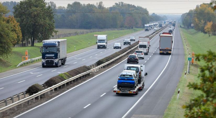 Retró videón az M1-es autópálya építésének korabeli felvételei