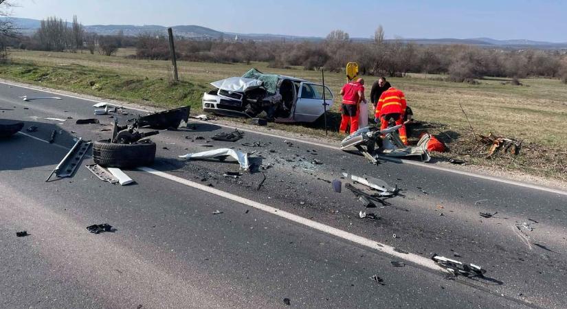 Döbbenetes helyszíni képek a tihanyi balesetről – nyolcan kerültek kórházba