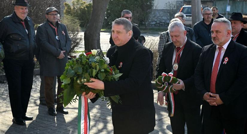 Koszorúztak Felnémeten az 1848-as hősök tiszteletére