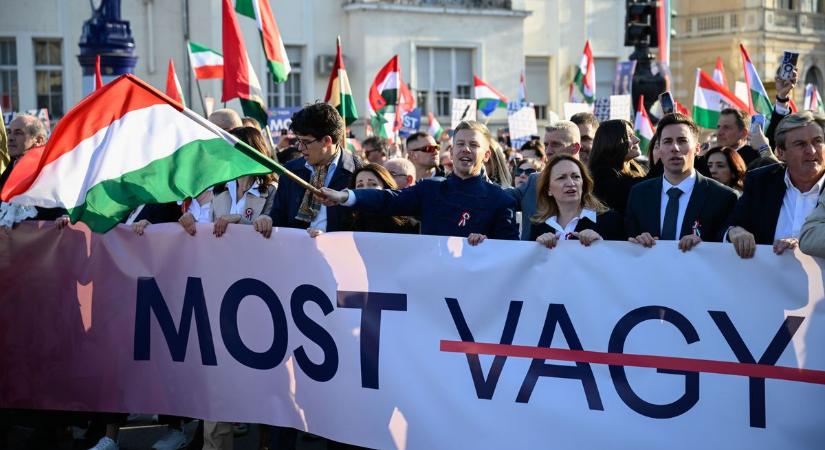 Rendkívüli képsorok: Magyar Péter még javában beszélt, de a tiszások tömött sorokban léptek le a Hősök teréről (VIDEÓ)