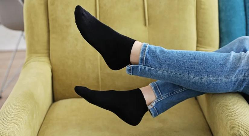 Ezért ne viseljen soha fekete zoknit repülőn