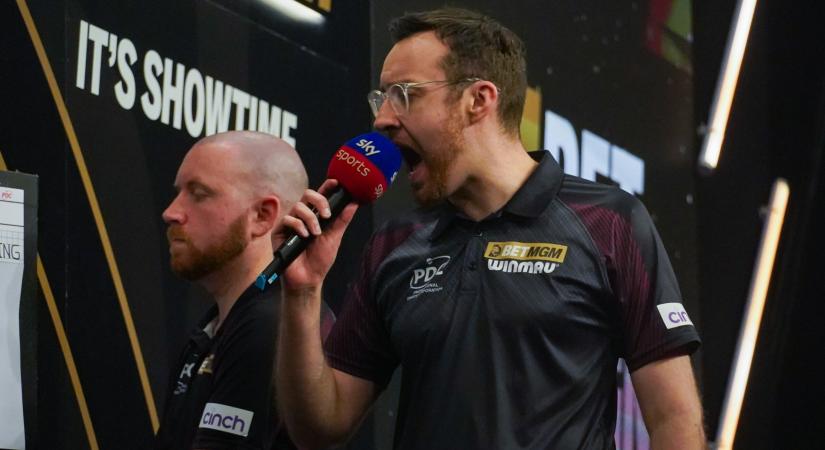 „Kussoljatok!” – elszabadult a hangulat, nekiment a közönségnek a dartsbíró