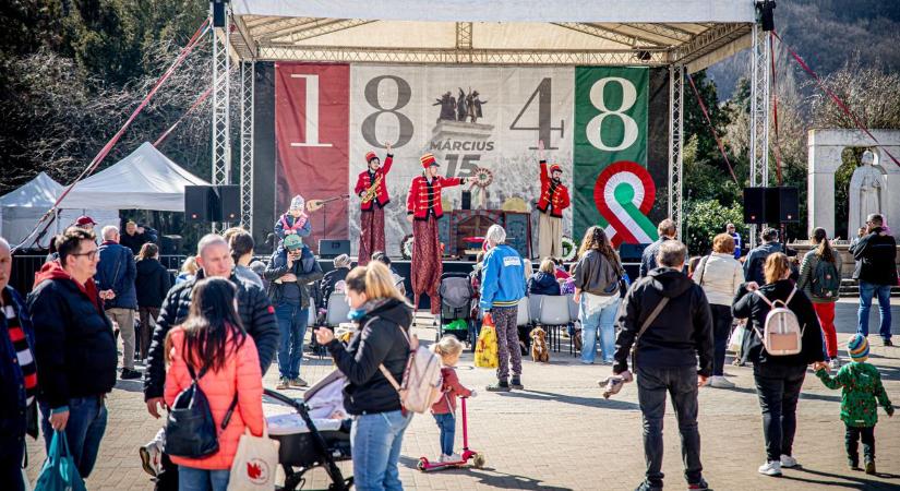Benépesült a Szent István tér – huszárok és családi programok várták az ünneplőket Miskolcon - képekkel, videóval