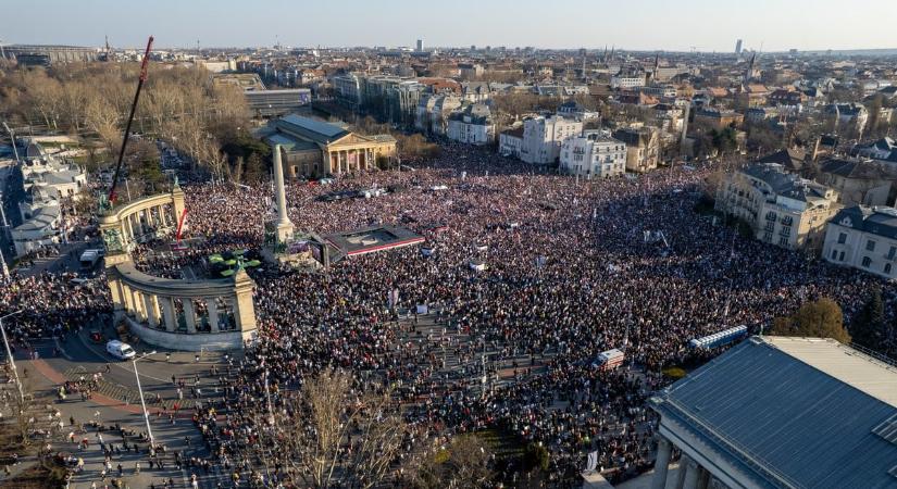 „Április 12. a magyar nemzet felemelkedésének kezdete lesz” – Magyar Péter a Hősök terén tartotta meg ünnepi beszédét
