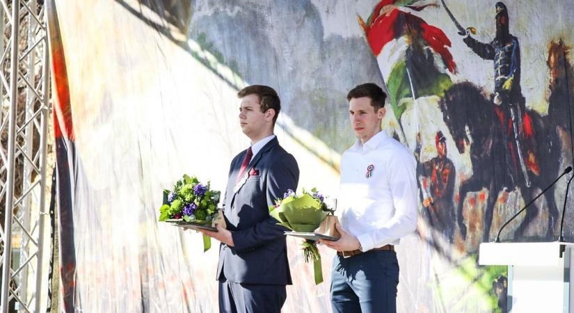 Méltósággal emlékeztek meg a március 15-i hősök előtt Szolnokon is – galériával és videóval