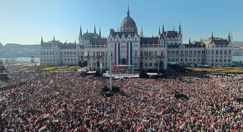 Kijöttek az adatok: 180 ezres tömeg gyűlt össze a Kossuth téri rendezvényen – galériával