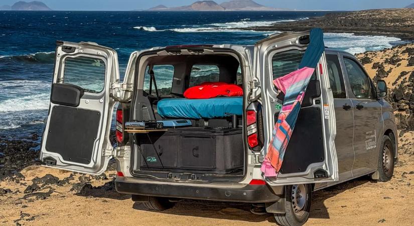 Felfújható ággyal és konyhával hódíthat ez a kisbusz