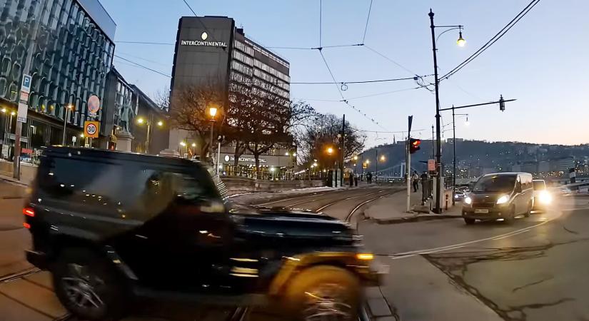 Ha az autósok egy nagy, sárga villamost se vesznek észre, akkor elég nagy a baj