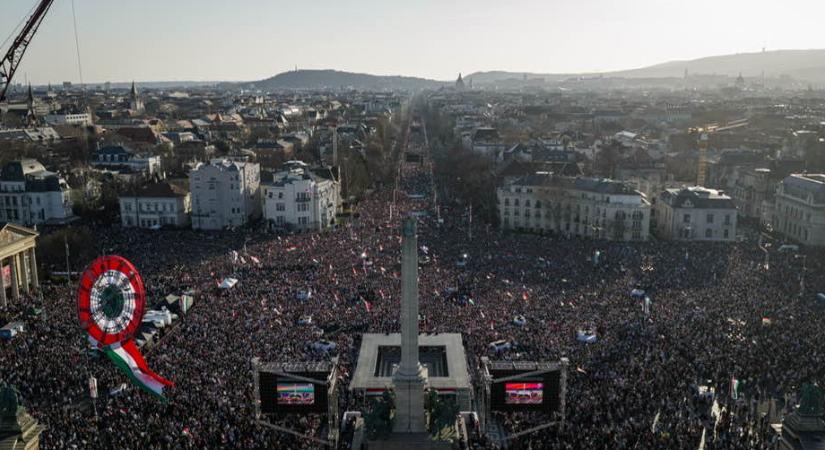 Magyar Péternek azt mondták, hogy mintegy 500 ezren lehettek, a turisztikai ügynökség Orbánnál mért több embert