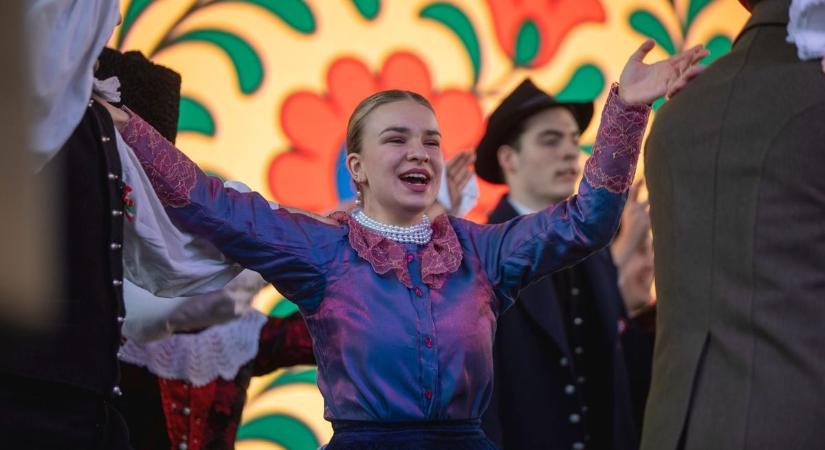 Fergeteges néptáncműsorral zárultak az ünnepi programok Debrecenben – fotókkal, videókkal