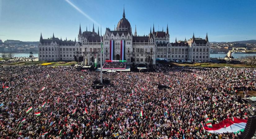 Megérkeztek a számok: 180 ezren gyűltek össze a Kossuth téren március 15-én fotók