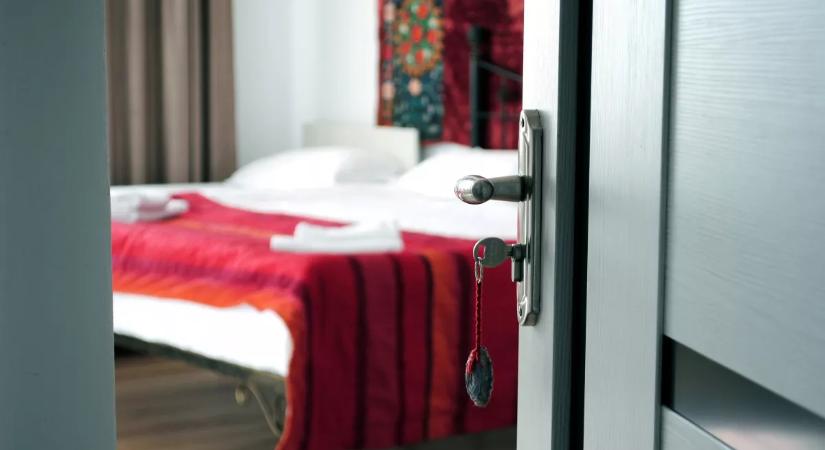 Nyitott vagy csukott ajtónál alszol? Így árulja el a személyiségedet