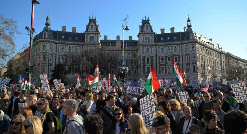 Itt vannak az első számok: ennyien voltak a Békemeneten és a Nemzeti meneten az MTÜ szerint